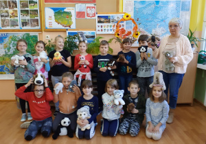 Uczniowie kl. 2 b ze swoimi pluszakami- zwierzakami. Na zdjęciu wychowawczyni p. Beata Czumaczenko.